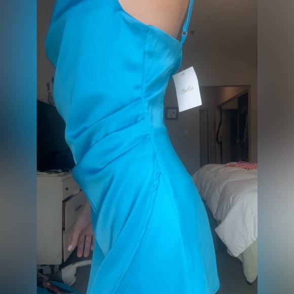 THE DRESS IS LARGE ON ME THATS WHY IT HANGS IN THE BACK. Never worn - Picture 5 of 7